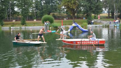 Bild: dob
Viel Spaß und Gaudi herrschten beim Fischerstechen der Wasserwacht Vohenstrauß anlässlich des 75-jährigen Bestehens im Vohenstraußer Freibad.