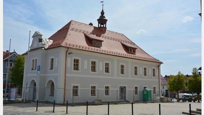 Bild: jr
Das Gerüst am Historischen Rathaus ist schon seit einigen Wochen verschwunden, vor dem Gebäude steht derzeit nur noch ein Bauzaun.
