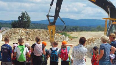 Bild: fjo
Als ein riesiger Bagger einen kleinen Sterin zertrümmert, lässt kein Kind die Szene im Spatwerk "Silbergrube" aus den Augen.