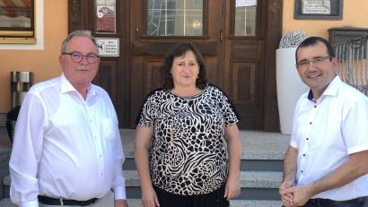 Bild: Peter Wein/exb
Die Bundestagsabgeordneten Udo Schiefner und Marianne Schieder sprachen mit dem Gesamtprojektleiter für die Elektrifizierung, Norman Wilk (von links), über die Elektrifizierung der Bahnstrecke Hof–Regensburg.