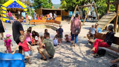 Bild: Thomas Schlosser/exb
Der Feistelholzspielplatz hat auf Kinder magnetische Wirkung.