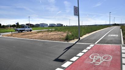 Bild: Petra Hartl
Die Erschließung des Neubaugebiets Kennedystraße Süd II ist beendet. Im Hintergrund (links) ist ein Teil des Gebiets Kennedystraße Süd I zu sehen.