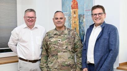 Bild: Susanne Schwab, Stadt Amberg/exb
Der Kommandeur der medizinischen Abteilung der US-Armee in Bayern, Colonel Merbin Carattini (Mitte) mit Oberbürgermeister Michael Cerny (links) und dem Ärztlichen Direktor des Klinikums St. Marien, Dr. Harald Hollnberger.