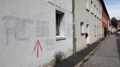 Bild: Wolfgang Steinbacher
Urlauber haben an diesem Haus in der Altstadt von Amberg Nazi-Schmierereien in Eigenregie übermalt.