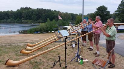 Bild: myd
Zum Frühschoppen am Hexenhäusl in Eschenbach spielen Alphornbläser.
