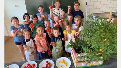 Bild: Nadine Meier/exb
Die Tomaten-Ernte aus der Pflanzaktion "Wir packen unseren Garten in die Kiste" lieferte die Grundlage für einen Kinder-Kochabend in der Illschwanger Grundschule.