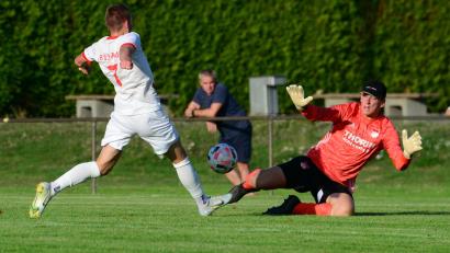 Bild: ham
Das 2:0 für den TB Roding durch Stefan Voth, der Pfreimder Torhüter Michael Herrmann ist ohne Abwehrchance. Die SpVgg Pfreimd unterlag am Ende mit 2:5.