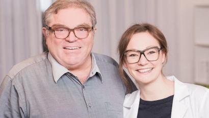 Bild: bk
Dr. Peter Schleicher mit Tochter Dr. Dorothea Brückl. Beide führen eine Gemeinschaftspraxis für Immunologie, Onkologie, Naturheilverfahren, Neuraltherapie in München. Das Verfahren TPS wollen sie nach Kemnath bringen.