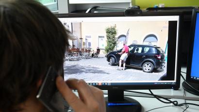 Bild: Gabi Schönberger
Dieses Bild macht seit Dienstagabend die Runde in den sozialen Medien. Es zeigt die Frau, die drei Menschen in Weiden verletzt haben soll.