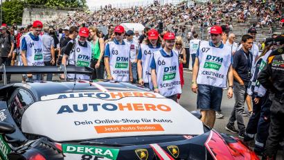 Bild: Jan T. Rösch/Atelier Busche Werbefotografie/exb
Ein Höhepunkt am Norisring war für die Studierenden der OTH Amberg-Weiden der Gang durch die Startaufstellung.