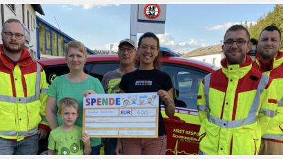 Bild: pop
400-Euro-Spende für die First Responder (von links): Maximilian Heimler, Yvonne Reiser (Basargruppe), Johann Wein, Vorsitzende Nadine Graf, Stefan Planer und Julian Decker.