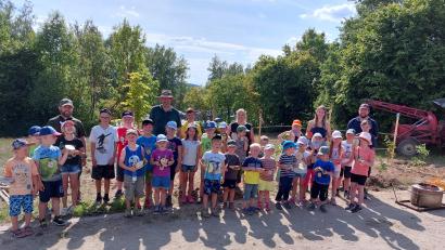 Bild: Tourismusverein Bad Neualbenreuth/exb
„Wir gestalten einen Naschgarten“ lautete das Motto einer Ferienprogramm-Aktion des Tourismusvereins Bad Neualbenreuth im Kurpark des Sibyllenbads. Eingepflanzt wurden 25 Sträucher.