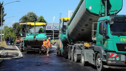 Bild: Wolfgang Steinbacher
Auf einem Teilstück der Sulzbacher Straße haben die Asphaltierungsarbeiten begonnen.