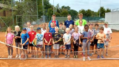 Bild: kro
21 Kinder und Jugendliche machten beim Ferienprogramm des Tennisclub Tirschenreuth mit. Im Bild: Die tennisbegeisterten Kinder und Jugendlichen mit Michael Gleißner, Michael Kiermaier und Matthias Gleißner (hinten, von links).
