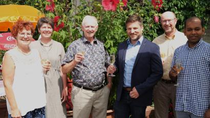 Bild: Hirsch
Ehefrau Carola, Schwiegertochter Karin, Bürgermeister Peter Neumeier, Sohn Christian und Pater Justine (von links) gratulierten Franz Weiß (Dritter von links) zum 85. Geburstag.