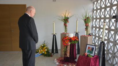 Bild: jr
Pastor Torsten Riedel verneigt sich vor der Urne der verstorbenen Hannelore Bienlein-Holl in der Tirschenreuther Friedhofshalle.