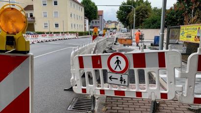 Bild: Gabi Schönberger
An der Baustelle Leimberger Straße/Am Alten Dorf in Weiden wird schon fleißig gewerkelt: Seit Mittwoch, 24. August, ist zumindest für den Autoverkehr kein Durchkommen mehr. Fußgänger können die Kreuzung weiterhin passieren.
