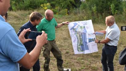 Bild: hcz
Stadtgärtner Stefan Dürgner (Zweiter von rechts) und Landschaftsarchitekt Thomas Blank (rechts) erklären die Pläne für die Neugestaltung der Grünfläche rund um das ehemalige Lohmer-Grundstück.
