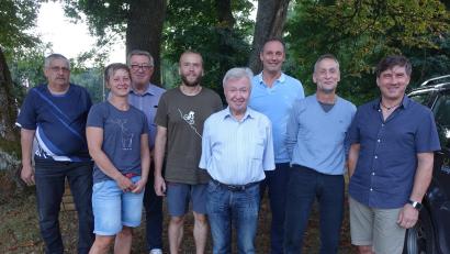 Bild: Ludwig Höcherl/exb
Vorsitzender Gerald Reiter (rechts) und dessen Stellvertreter Michael Koller (Vierter von rechts) wurden im Amt bestätigt. Unser Bild zeigt das Führungsteam des Vereins "Böhmerwaldaussichtsturm".