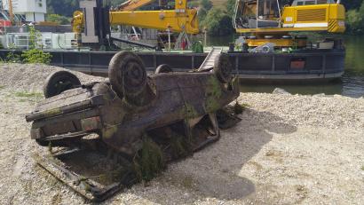 Bild: Polizei Niederbayern
Aus der Donau bei Windorf im Landkreis Passau ist ein altes Autowrack geborgen worden.