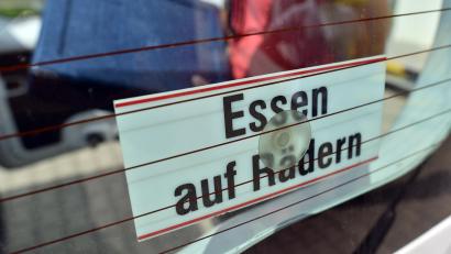 Symbolbild: Hendrik Schmidt/dpa
"Essen auf Rädern" kann jeder in Anspruch nehmen. Die Anbieter haben aktuell nicht nur mit steigenden Lebensmittelpreisen zu kalkulieren.
