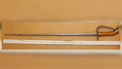 Bild: 919039361464473
Mit diesem 90 Zentimeter langen Degen attackierte die Frau Fußgänger in der Weidener Innenstadt.