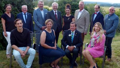 Bild: Lions Tirschenreuth/exb
Der Vorstand der Lions Tirschenreuth bei der Amtsübergabe von Pastpräsident Dr. Volker Höcht (Zweite Reihe, Dritter von links) an Präsidentin Heike Kunte (vordere Reihe, Zweite von links.). Mit dabei auch die neu aufgenommenen Mitglieder Marco Härtl (vorne, links) und Verena Kutzer (vorne, rechts) sowie Distrikt-Governor Franz Göhl (Reihe vorne, Zweiter von rechts).