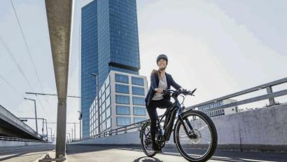Bild: www.flyer-bikes.com/pd-f
Lässig durch die City radeln: Immer mehr Menschen begeistern sich für E-Bikes.