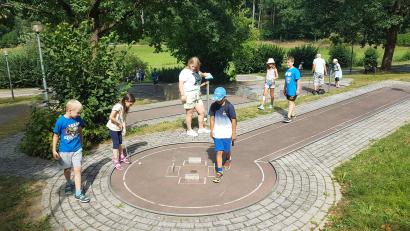 Bild: gi
27 Kinder nahmen am Minigolf-Turnier des OWV Moosbach teil. Aufgeteilt in Gruppen dem Alter entsprechend wurde gespielt und die Sieger jeder Gruppe ermittelt und ausgezeichnet.