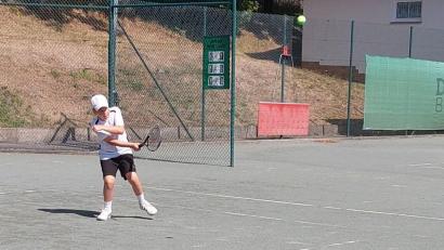 Bild: Thomas Poeplau/exb
Die Kinder wie hier Bastian Englisch messen sich beim Kindertennisca,mp des TC Paulsdorf bei Ballspielen.