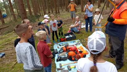Bild: krb
Johann Bäumler hatte mitten im Wald aktuelle und historische Geräte zur Waldarbeit ausgebreitet für die Teilnehmer an der Aktion des Kinderferienclubs Neustadt/WN.