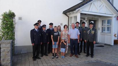 Bild: gi
Seinen 70. Geburtstag konnte Rudolf Mitlmeier (Vierter von rechts) im Kreise seiner Lieben feiern. Dazu gratulierten seine Frau Theresia und Enkel sowie Abordnungen der Feuerwehr Etzgersrieth und des Schützenvereins St. Georg Etzgersrieth.