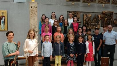 Archivbild: e
Der Junge Chor der Pfarrgemeinde Kümmersbruck gestaltet einmal im Monat einen Gottesdienst.