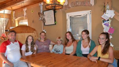 Bild: gi
Fast drei Wochen waren und Savannah Bretsch und Maddie Smith (Zweite und Dritte von rechts) aus den USA beim Jugendaustausch bei der Familie Andrea und Sandro Stefinger zu Gast und fühlten sich sehr wohl. Für Tochter Hannah (rechts) war es nicht der erste Austausch dieser Art.