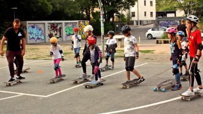Bild: R. Kreuzer
Bis die Teilnehmer an den Anfänger-Kursen im Ferienprogramm das Gefühl dafür bekommen, sich nach dem Anschub auch auf dem Skateboard zu halten, dauert es.