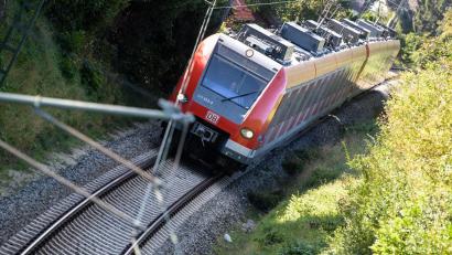 Bild: Matthias Balk/dpa/Symbolbild
Eine S-Bahn fährt über die Gleise.