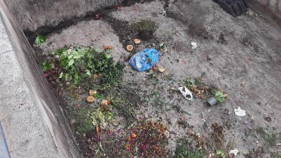 Bild: Verwaltungsgemeinschaft Schönsee/exb
Erneut wurde Hausmüll am Friedhof ins Schönsee entsorgt.