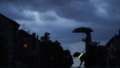 Symbolbild: David Goldman /dpa
Tief "Ornelia" kann am Wochenende für Regen und Gewitter sorgen.