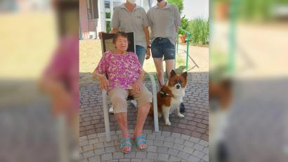 Bild: u
Seit dem Frühjahr kommen Bianca Lingl (links) und ihre Tochter Annika (rechts) mit ihrer Elo-Hündin Coco ins Hirschauer BRK-Seniorenwohn- und Pflegeheim zu Therapiestunden. Dass diese Spaß machen, kann Heimbewohnerin Maria Geitner (sitzend) bestätigen.