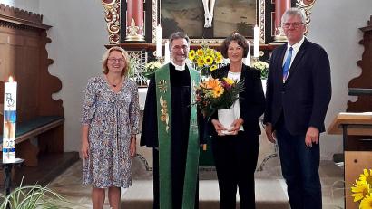 Bild: R. Kreuzer
Doris Borchardt, Vertrauensfrau der Kirchengemeinde Mantel, Pfarrer Andreas Ruhs (von links) und Hans Joachim Grajer, Vertrauensmann der Kirchengemeinde Neunkirchen, danken zum Abschied Christiane Geiß (von rechts) für ihr langjähriges Engagement als Lektorin.