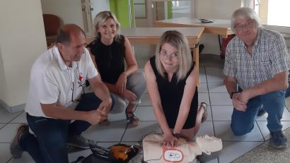 Bild: gis
Bei der Vorführung des Rettungsgeräts Karl Bernet (von links), Kämmerin Katharina Schinner, Dritte Bürgermeisterin Cathrin Seltmann und Zweiter Bürgermeister Franz Scharl.