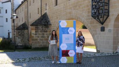 Bild: Christine Hollederer/exb
Die Leiterin der Geschäftsstelle Leitbild, Katharina Schenk, sowie Projektkoordinatorin Nicole Graf (rechts) freuen sich auf neue, innovative Ideen aus dem Landkreis und für den Landkreis.