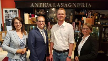 Bild: Martin Susteck
Im persönlichen Gespräch wird auch mal Tacheles gesprochen: Martina Engelhard Kopf, Alexander Dobrindt, Tobias Gräf und Susanne Hierl bei einem Pressegespräch in Berlin.