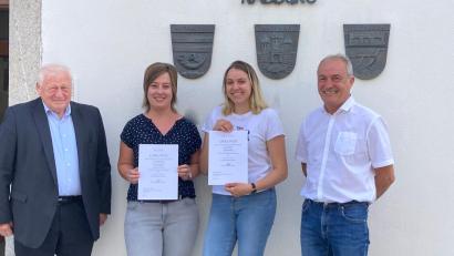 Bild: Marko Pammer/exb
Der stellvertretende Vorsitzende der Verwaltungsgemeinschaft Nabburg, Johann Wilhelm und Standesamtsleiter Reinhard Schlosser mit der neuen Standesbeamtin Julia Raab (Zweite von links) und der neuen stellvertretenden Leiterin des Standesamts, Selina Hummer (Zweite von rechts)