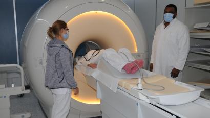 Archivbild: ige
Dr. Bakia Bessong (rechts) ist Ärztlicher Leiter und Radiologe am Krankenhaus St. Anna. Er bedient das hochmoderne MRT-Gerät. Ambulante Kassenpatienten darf er damit jedoch nicht untersuchen – weil er keine Ermächtigung erhält, auch diese Patientengruppe abzurechnen.