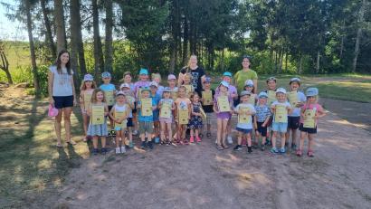 Bild: TuS Mitterteich/exb
Die Teilnehmer der Kinderolympiade zusammen mit den Betreuerinnen vom TuS Mitterteich nach der Verteilung von 
Urkunden.