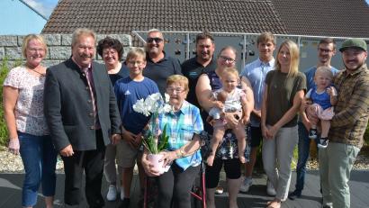 Bild: jr
Franziska Leipold (vorne, mit Blumen) feierte jetzt ihren 90. Geburtstag. Dazu gratulierte neben der Familie auch Bürgermeister Johann Brandl (Zweiter von links).