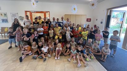 Bild: Christian Bauer/exb
Gaby Büttner (sitzend, Mitte) wird von den Ehrengästen, den Kindern sowie dem Team des Kindergartens St. Georg Rieden verabschiedet.