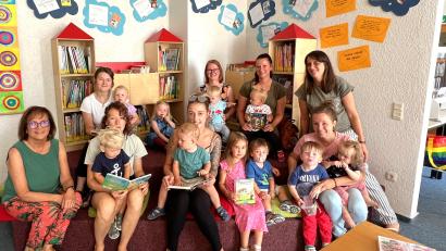 Bild: fjo
Die Bücherei um Leiterin Gertie Kreuzer (links) empfängt die Kleinkinder der AWO-Krabbelgruppe mit ihren Müttern. Gemeinsam wollen sie die Lust aufs Lesen wecken.