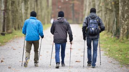 Symbolbild: Daniel Naupol/dpad
Fit bleiben auch in der kalten Jahreszeit. Dafür bietet die Volkshochschule Amberg einige Kurse an, zum Beispiel Nordic Walking.
